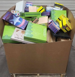 lot 4834 image: AMZ General Merchandise Gaylord Pallet