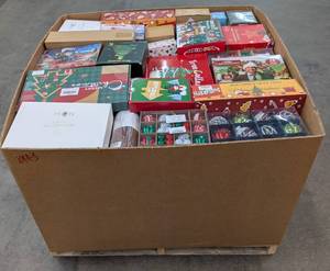 lot 7433 image: AMZ CHRISTMAS BOXED MERCHANDISE PALLET