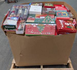 lot 7434 image: AMZ CHRISTMAS BOXED MERCHANDISE PALLET