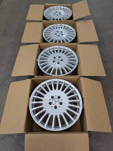lot 213 image: Set of 4 19 Factory Mercedes-Benz Alloy Wheels