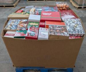 lot 1707 image: AMZ CHRISTMAS BOXED MERCHANDISE PALLET