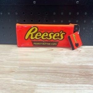 lot 1238 image: Reese��s Coin Purse  - Retail $0