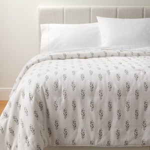 lot 3990 image: King Lofty Cotton Slub Wood Block Floral Quilt White - Threshold designed with Studio McGee Midweight, Machine Washable, Polyester Fill