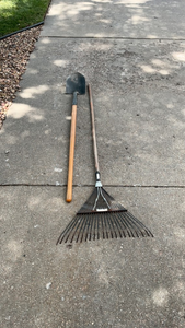 lot 6 image: Garden Shovel & Metal Leaf Rake