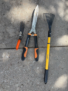 lot 12 image: Fiskars Hedge Shears, Grass Clippers & Small Garden Rake
