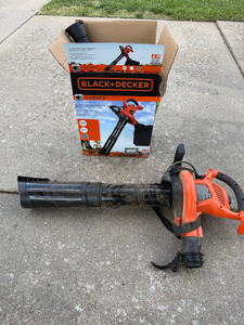 lot 27 image: BlackDecker 12 Amp Corded BlowerVacMulcher