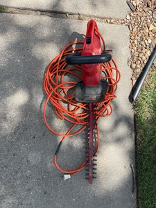 lot 30 image: Craftsman 22 Electric Hedge Trimmer with Extension Cord