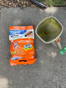 lot 51 image: Terro Outdoor Ant Killer with Spreader