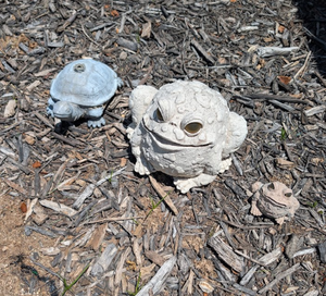 lot 103 image: Decorative Garden Frogs & Turtle Lawn Ornament Trio