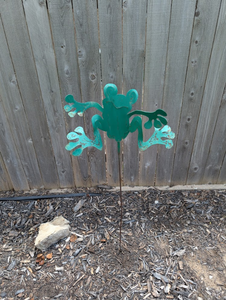 lot 105 image: Decorative Metal Frog Garden Stake Yard Art