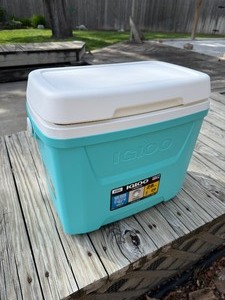 lot 115 image: Igloo Laguna 28 Quart Cooler