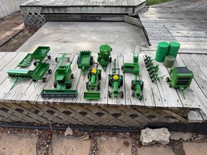 lot 117 image: John Deere Farm Toy Lot