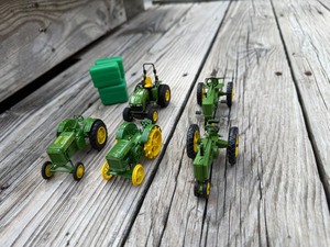 lot 118 image: John Deere Mini Tractor Collection w Hay Bales
