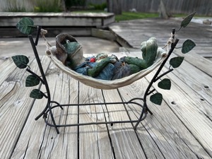 lot 124 image: Whimsical Frog in Hammock Garden Figurine
