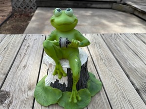 lot 126 image: Whimsical Frog Fishing Garden Statue on Tree Stump