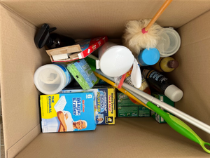 lot 137 image: Household Cleaning Supplies & Dusters Lot