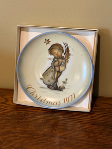 lot 154 image: 1971 Berta Hummel Christmas Collector Plate with Box & Eggshell Nautilus Saucers