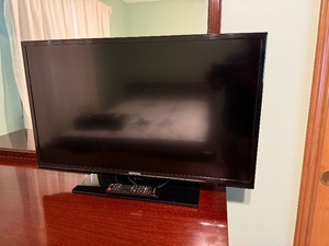 lot 180 image: Samsung 32 LED HDTV w Remote