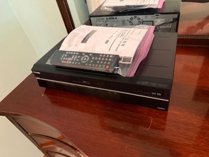 lot 181 image: Toshiba DVR620KU DVD Recorder & VHS VCR Combo w Remote & Manual