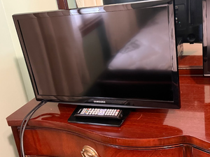 lot 204 image: Samsung 32 Flat Screen LCD TV w Remote & Stand