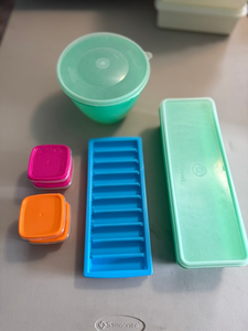lot 265 image: Vintage Tupperware Storage Lot with Ice Cube Tray & Snack Containers