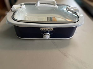 lot 270 image: Crock-Pot Casserole Slow Cooker with Locking Lid
