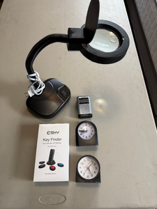 lot 286 image: Desktop Magnifier Lamp, Esky Key Finder & Pocket Electronics Lot