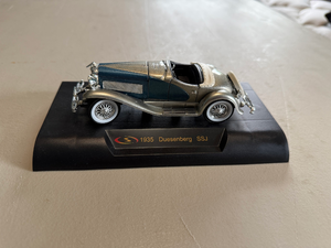 lot 289 image: 1935 Duesenberg SSJ Signature Models 143 Diecast Car on Display Base