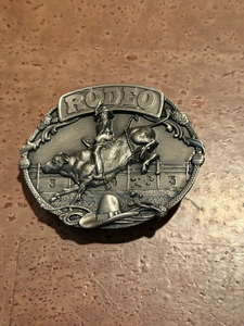 lot 356 image: 1985 Siskiyou Rodeo Belt Buckle  Bull Rider Western Collectible